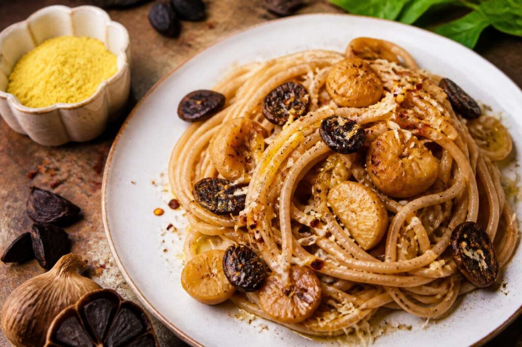 Spaghettis complets à l'ail noir et châtaignes : recette gourmande